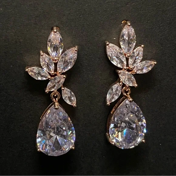 Unique leaf drop earring - Picture 5 of 6